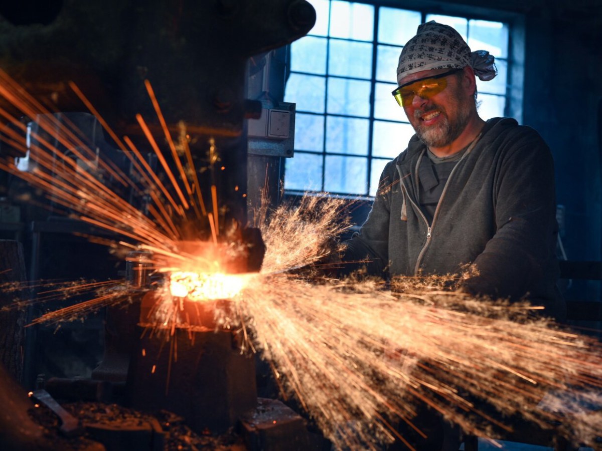 Pavel Bolf Photo gallery of sword forging school Muramasa