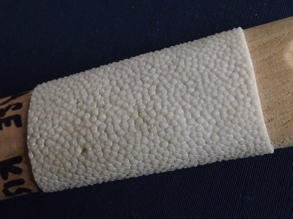 Single wrapping of samegawa around tsuka wood