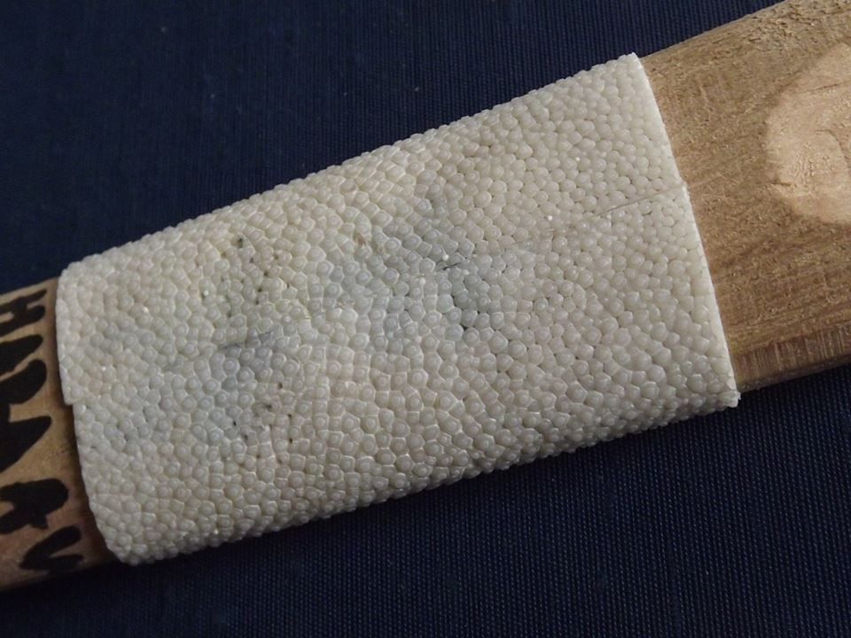 Single wrapping of samegawa around tsuka wood